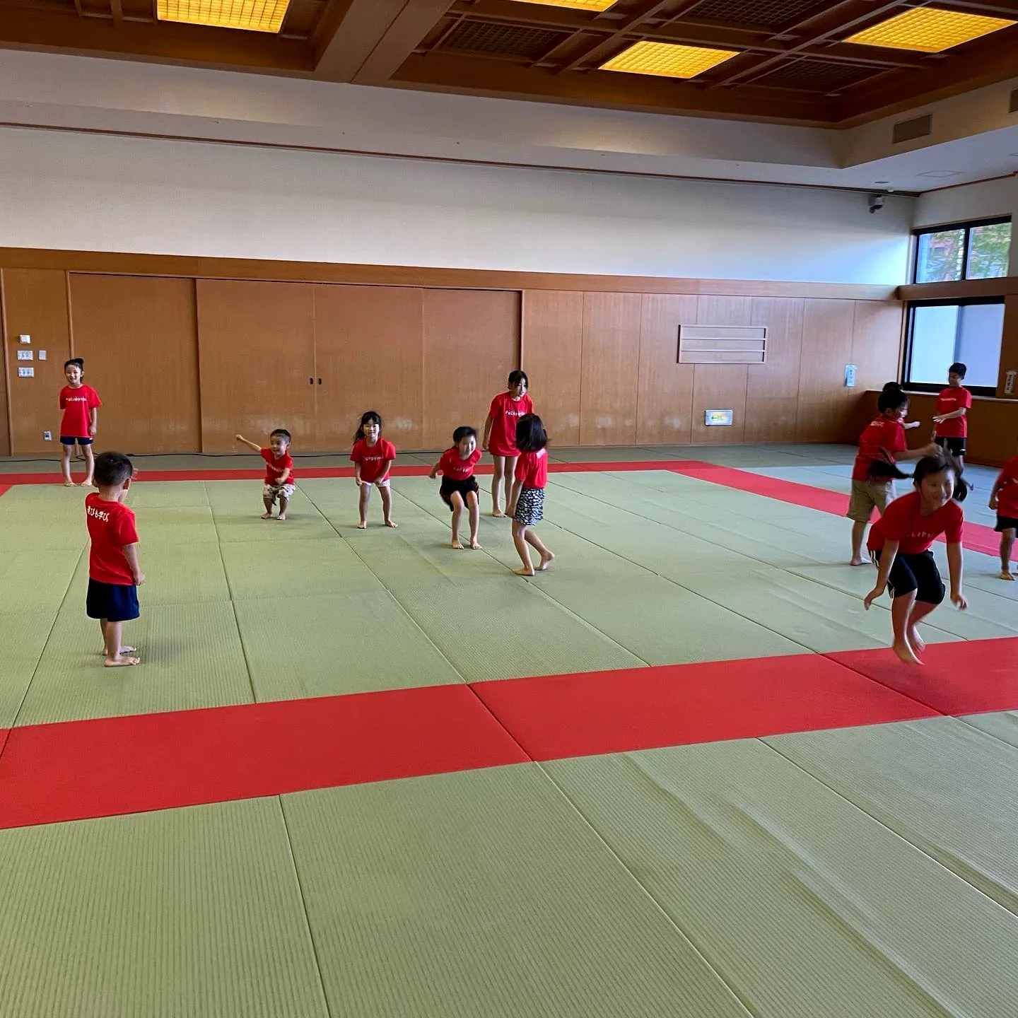 マットの上でケンケンをする子どもたち