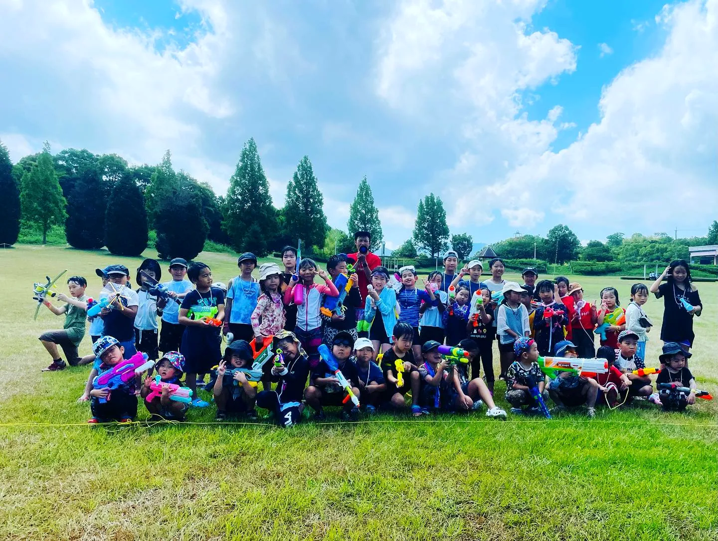 屋外イベントで集まった子どもたちの集合写真